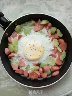 Make cucumber ham and sausage fried eggs step 6