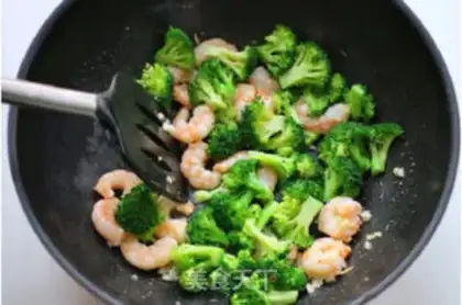 Make Shrimp fried broccoli step 4