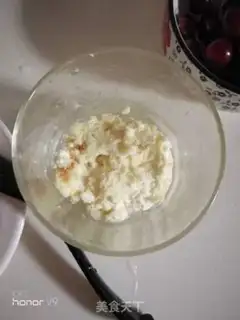 Make Yogurt cherries cake step 1