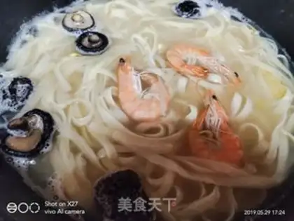 Make Roasted duck mushrooms and red shrimp noodles step 2