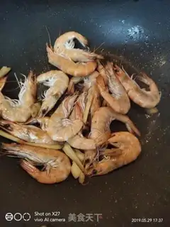 Make Roasted duck mushrooms and red shrimp noodles step 3