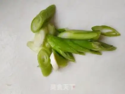 Make Four seasons of bean fried meat step 1