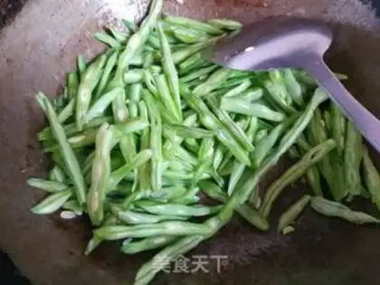 Make Four seasons of bean fried meat step 5