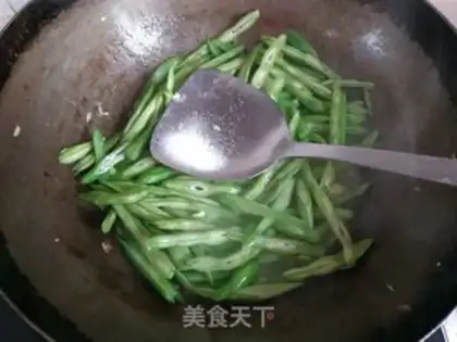 Make Four seasons of bean fried meat step 6