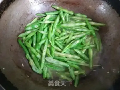 Make Four seasons of bean fried meat step 7