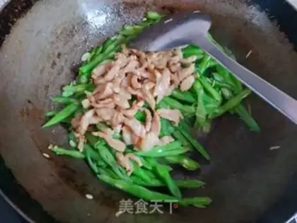 Make Four seasons of bean fried meat step 9