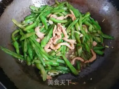 Make Four seasons of bean fried meat step 11