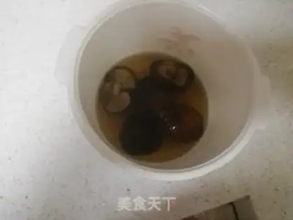 Make Soup of mushroom pigeons step 1