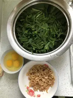 Make Snack eggs and shrimp step 0