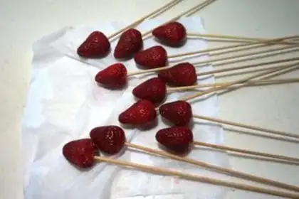 Make Strawberry chocolate lollipop step 1