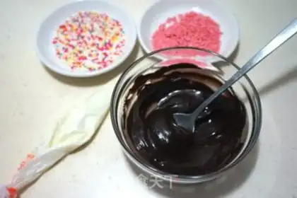 Make Strawberry chocolate lollipop step 3