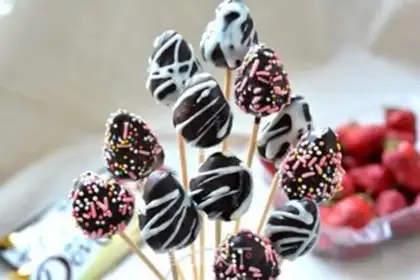Make Strawberry chocolate lollipop step 7