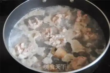 Make Black bean pigtail soup step 2