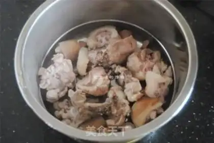 Make Black bean pigtail soup step 3