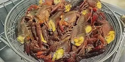 Make Spicy lobster step 1