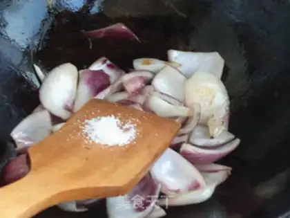 Make Eggs and onions step 4