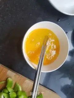 Make Garlic pepper and eggs step 1