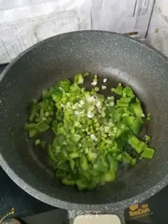 Make Garlic pepper and eggs step 3