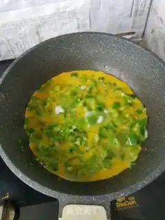 Make Garlic pepper and eggs step 4