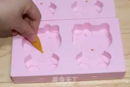 Make Kitty cream popsicle step 6