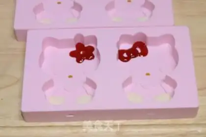 Make Kitty cream popsicle step 7