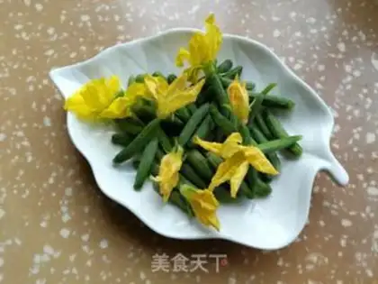 Make Seafood mushrooms burning cucumber flowers in black wood ears step 0