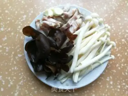 Make Seafood mushrooms burning cucumber flowers in black wood ears step 1