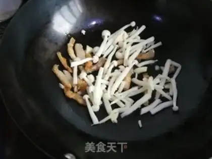 Make Seafood mushrooms burning cucumber flowers in black wood ears step 3