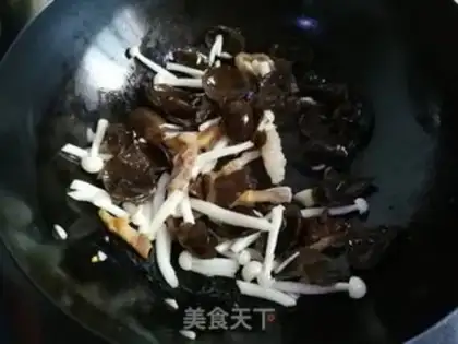 Make Seafood mushrooms burning cucumber flowers in black wood ears step 4