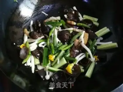 Make Seafood mushrooms burning cucumber flowers in black wood ears step 5