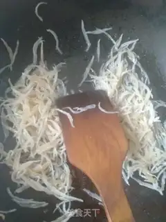 Make Spicy silver fish dry step 3