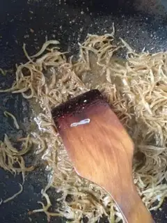 Make Spicy silver fish dry step 6