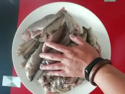 Make The soy sauce fishes step 1