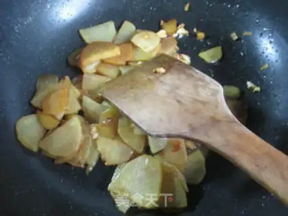 Make Garlic potato chips step 9
