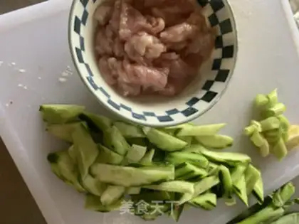 Make cucumber fried meat step 0