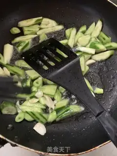 Make cucumber fried meat step 2