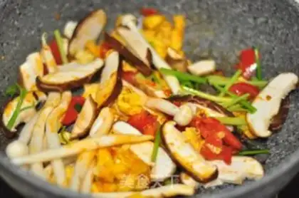 Make Tomato eggs and noodles step 4