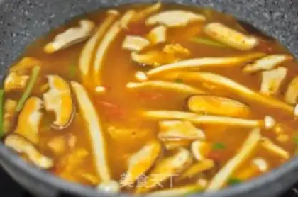 Make Tomato eggs and noodles step 5