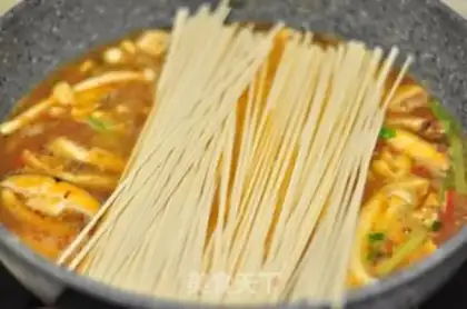 Make Tomato eggs and noodles step 6