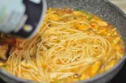 Make Tomato eggs and noodles step 7