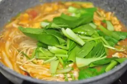 Make Tomato eggs and noodles step 8