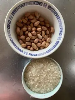 Make Peanut rice congee step 0