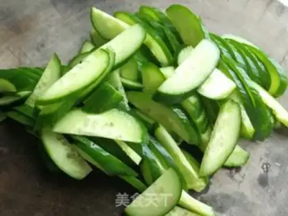 Make Fruit cucumber fried eggs step 1