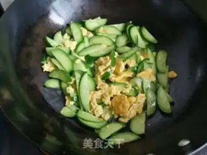 Make Fruit cucumber fried eggs step 4