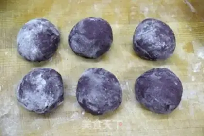 Make Black rice sugar triangle step 6