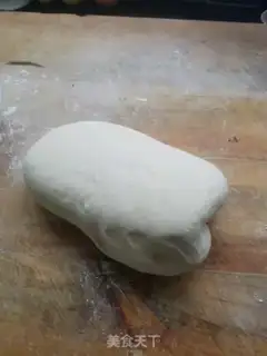 Make Four seasons of bean sauce meat buns step 1