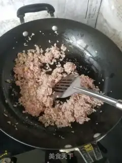 Make Four seasons of bean sauce meat buns step 2