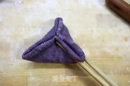 Make Black rice sugar triangle step 9