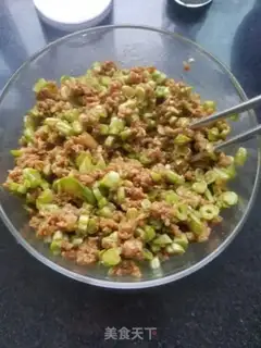 Make Four seasons of bean sauce meat buns step 4