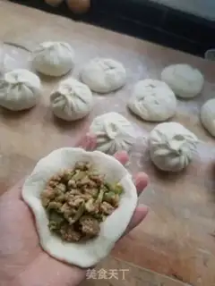 Make Four seasons of bean sauce meat buns step 5